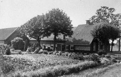 79947 Gezicht op de boerderij Slangenrode (Lageweide 12) te Utrecht.N.B. De boerderij is in 1960 gesloopt voor de ...